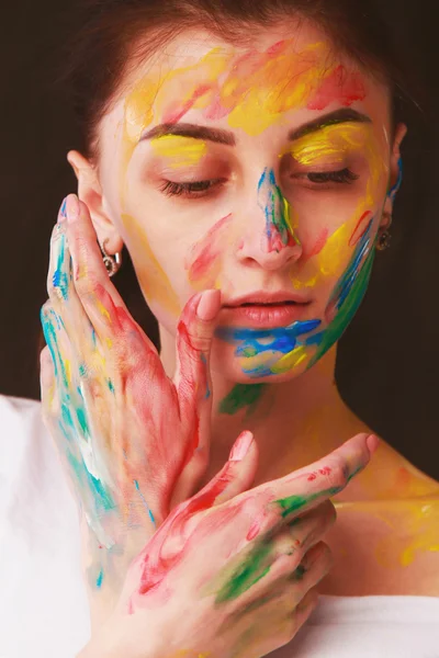 Brillante hermosa chica con el arte colorido maquillaje — Foto de Stock