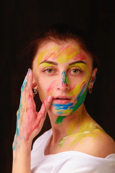 Menina bonita brilhante com arte maquiagem colorida — Fotografia de Stock