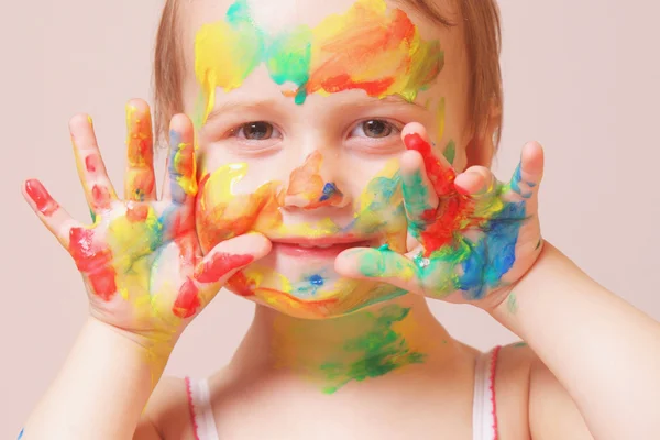 Menina bonito feliz com mãos pintadas coloridas — Fotografia de Stock