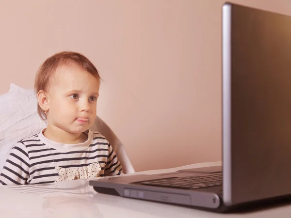 Bebé está viendo la computadora —  Fotos de Stock