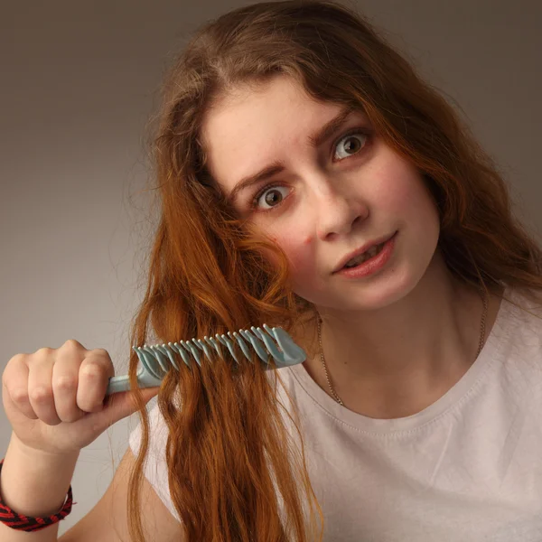 Jovem bela mulher fazendo-se penteado — Fotografia de Stock