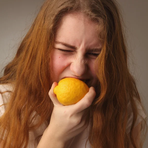 Chica se siente agria después de prueba limón — Foto de Stock