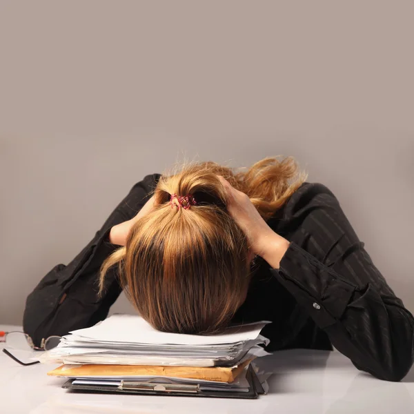 Trött och utmattad kvinna som arbetar med dokument (psychologica — Stockfoto