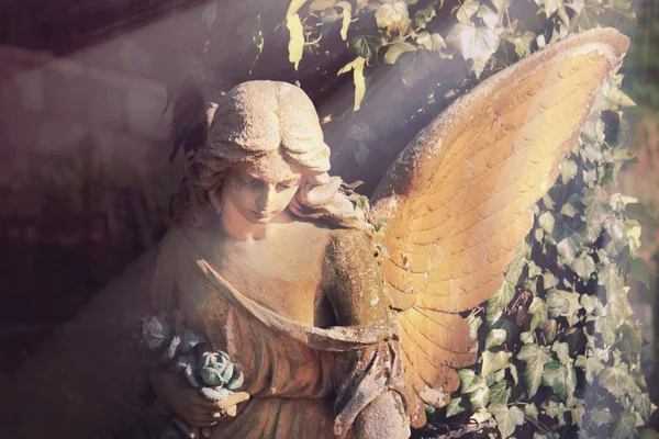 Άγγελος Στο Φως Του Ήλιου Αντίκες Άγαλμα — Φωτογραφία Αρχείου