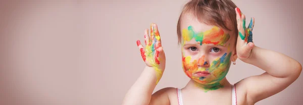 Rádi roztomilá holčička barevné malované rukama — Stock fotografie