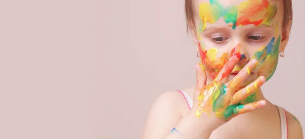 Menina bonito feliz com mãos pintadas coloridas — Fotografia de Stock