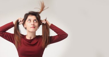 genç güzel kadın kendini saç modeli yapma