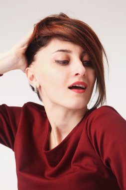 genç güzel kadın kendini saç modeli yapma