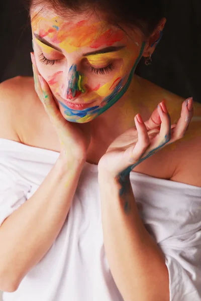 Brillante hermosa chica con el arte colorido maquillaje — Foto de Stock