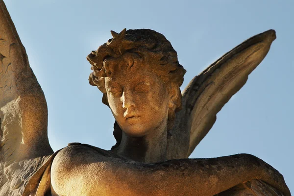 在阳光下 (古董雕像的金色天使) — 图库照片