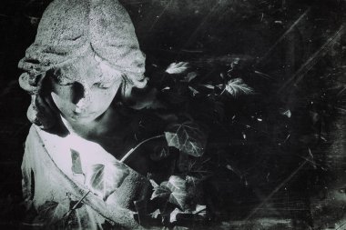 Retro tarzı hüzünlü ölüm ve acı meleği. Antik heykel.