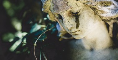 - Ölüm. Ağlayan meleğin eski bir heykeli. İnsan hayatının sonunun sembolü olarak yüzü yaşlarla dolu. Kapatın. Gözyaşlarına odaklan.