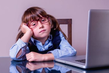 Ofis işlerimden nefret ediyorum. Ofis cehennemi. Genç iş kızı ofiste çalışırken deliriyor. Düşük ücretler, fazla mesai, kariyer beklentisi kavramı eksikliği..