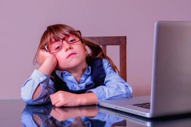 Profesyonel patinaj. Ofiste çalışan yorgun ve depresif genç iş kızının komik portresi..