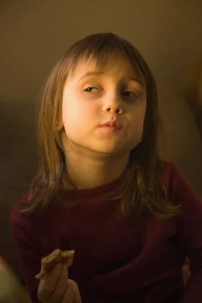 漂亮的小女孩吃煎饼 滑稽的面部表情 — 图库照片