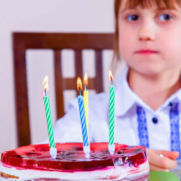 Menina Feliz Criança Com Bolo Vela Comemorando Aniversário Férias Felicidade — Fotografia de Stock