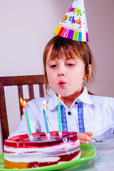 Menina Feliz Criança Com Bolo Vela Comemorando Aniversário Férias Felicidade — Fotografia de Stock