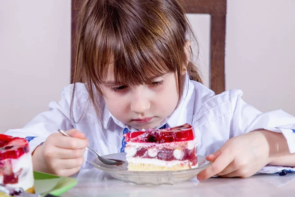 Fiatal Üzletasszony Ünnepli Születésnapját Eszik Egy Szelet Tortát Szelektív Fókusz — Stock Fotó