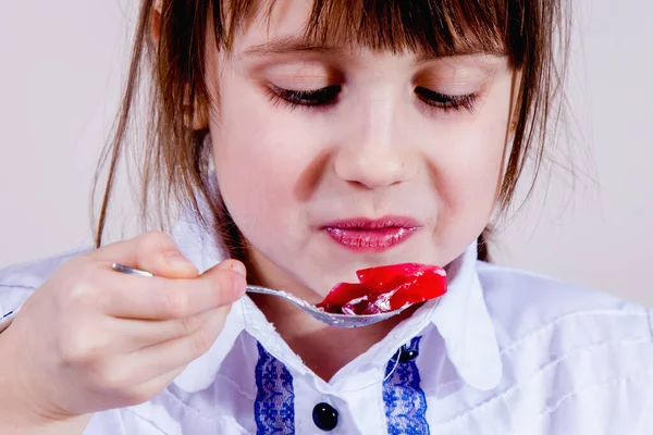 Menina Comendo Bolo Casa Pedaço Bolo Como Símbolo Festa Aniversário — Fotografia de Stock