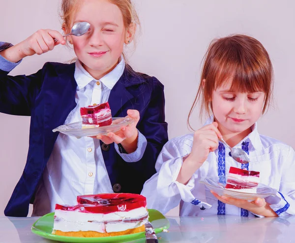 Vicces Kép Fiatal Üzletlányokról Akik Tortát Esznek Torta Mint Szimbólum — Stock Fotó