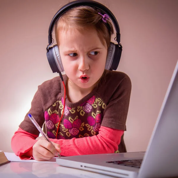 Educação Distância Imagem Engraçada Bela Menina Aprendendo Remotamente Com Fones — Fotografia de Stock