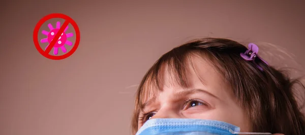 インフルエンザや感染症の発生中の予防 青い医療保護マスクでかわいい女の子を閉じます 目に焦点を当てる — ストック写真