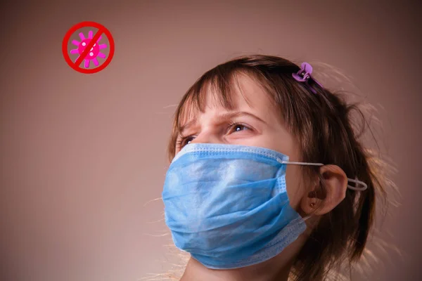 インフルエンザや感染症の発生中の予防 青い医療保護マスクのかわいい子供の女の子 目に焦点を当てる — ストック写真