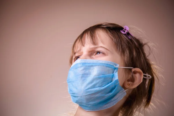 コロナウイルス 大気汚染午後2 隔離概念 可愛いです小さな子供女の子とともに保護医療面 — ストック写真