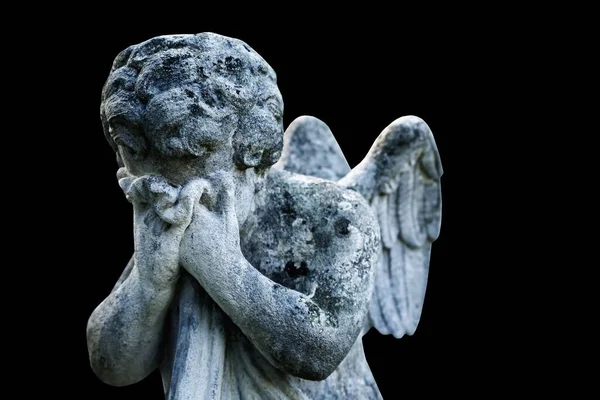 痛みと死の象徴として悲しい天使 黒を背景に孤立した古代の像 — ストック写真