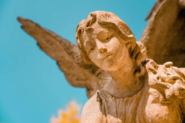 Vacker Ängel Solljuset Mot Blå Himmel Staty Antika Stenar — Stockfoto