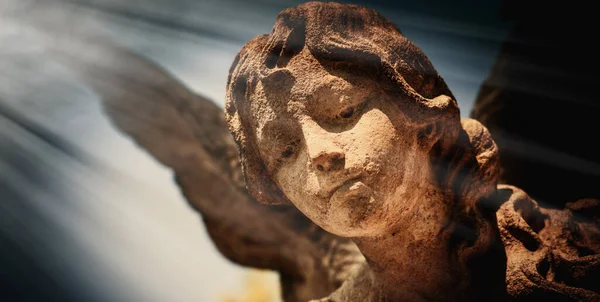 Zamknij Cudownego Anioła Stróża Promieniach Światła Fragment Starożytnego Kamiennego Posągu — Zdjęcie stockowe