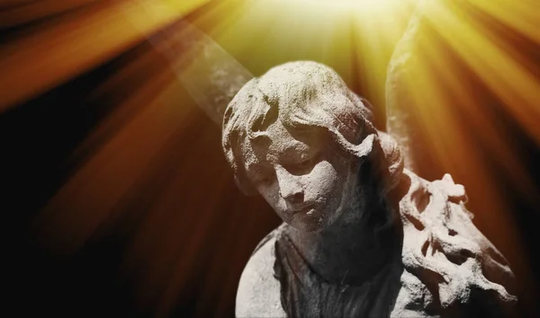 Fragmento Piedra Antigua Estatua Ángel Guarda Rayos Luz —  Fotos de Stock