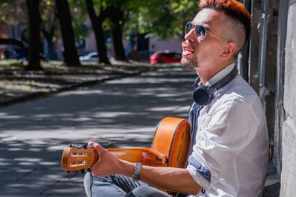 Straßenmusik Kunst Kaukasischer Mann Spielt Einem Sommertag Freien Gitarre — Stockfoto