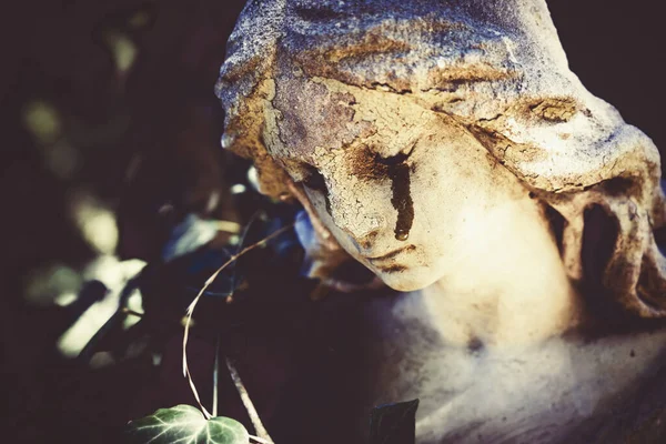 Morte Fragmento Estátua Antiga Anjo Chorando Com Lágrimas Rosto Como — Fotografia de Stock