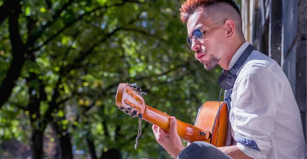 Street Music Art Young Man Playing Guitar Outdoors Old European — Stock Photo, Image