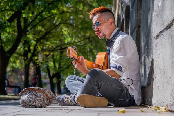 Street Music Art Profile Portrait Young Man Playing Guitar Outdoors — Stock Photo, Image