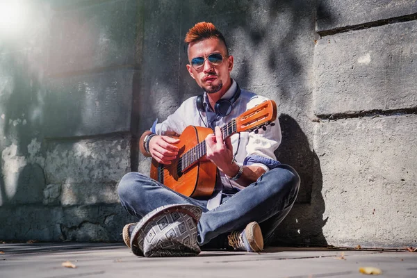 Street Music Art Young Man Playing Guitar Outdoors Old European — Stock Photo, Image