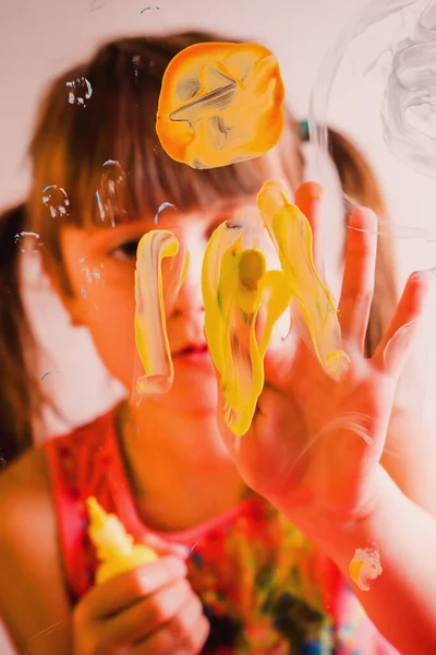 Hermosa Joven Pintura Imagen Vidrio Con Dedo Colorido Felicidad Infancia — Foto de Stock