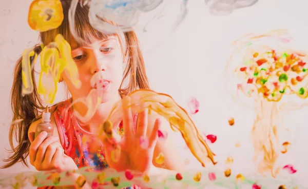 Hermosa Imagen Pintura Muchacha Joven Vidrio Con Dedo Colorido — Foto de Stock