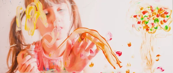 Красивая Молодая Девушка Рисует Изображение Стекле Красочным Пальцем Счастье Детство — стоковое фото