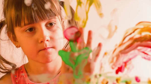 Мистецтво Склі Красива Молода Дівчина Малює Твори Мистецтва Склі Горизонтальне — стокове фото