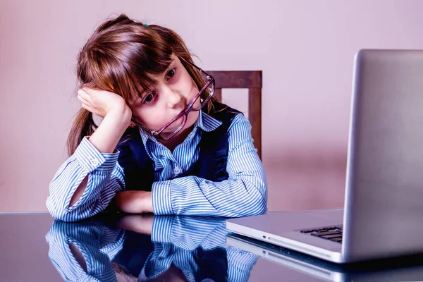 Profissional Psicólogo Burnout Cansada Exausta Deprimida Jovem Empresária Imagem Humorística — Fotografia de Stock