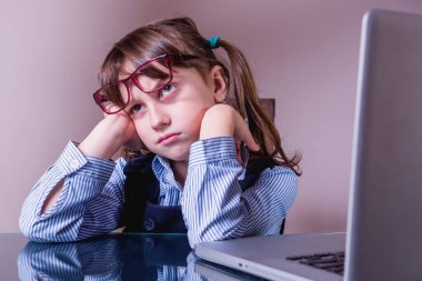 Ofis rutini. Yorgun ve bitkin genç iş kızının komik fotoğrafı.. 