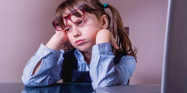 Uma Rotina Escritório Foto Bem Humorada Menina Negócios Cansada Exausta — Fotografia de Stock