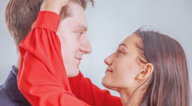 Romantik çift. Çekici esmer kız ve erkeğin yakın portresi. Şefkat ve sevgi kavramı. Yatay resim.