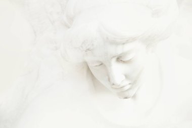 Acı ve keder kavramı. Üzgün beyaz meleğin antik heykeli.. 