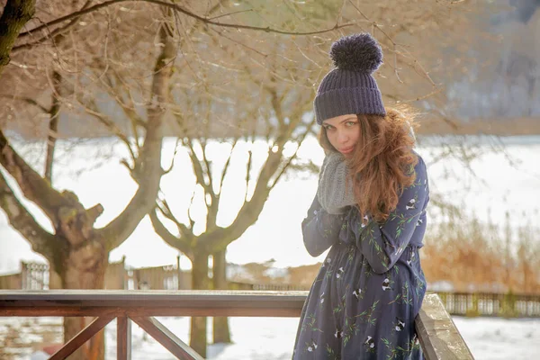 Retrato Mulher Bonita Contra Paisagem Inverno Desfrutando Primeira Neve Conceito — Fotografia de Stock