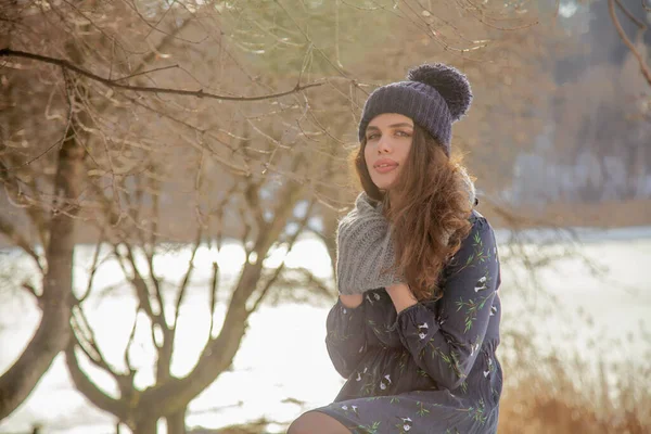 Retrato Mulher Bonita Contra Paisagem Inverno Desfrutando Primeira Neve Conceito — Fotografia de Stock