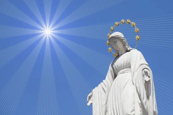 聖母マリア天の女王は太陽の光の中で 青空を背景にしたアンティークの像 — ストック写真