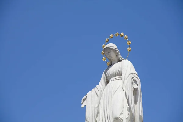 Дева Мария Королева Небес Античная Статуя Против Голубого Неба — стоковое фото